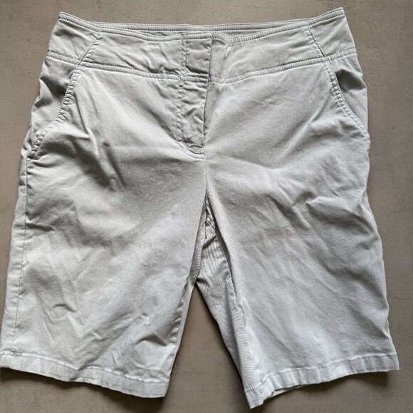 Izod Pants - IZOD Golf Light Gray Stretch Shorts Women’s Size 6 | Pockets Mesh Lining Rayon B